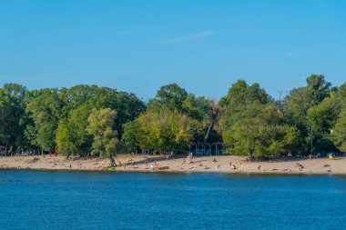 Ukrayna 'nın Kiev kentindeki Trukhaniv adasında plaj