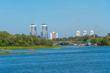 Ukrayna 'daki Dinyeper nehrinin arkasında Kyiv şehri görülüyor