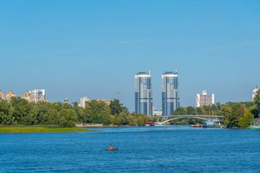 Ukrayna 'daki Dinyeper nehrinin arkasında Kyiv şehri görülüyor