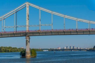 Kiev, Ukrayna 'daki Dinyeper Nehri üzerindeki yaya köprüsü.