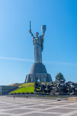 Ukrayna Kiev 'deki Dinyeper heykelinin ve Anavatan Anıtı' nın geçişi