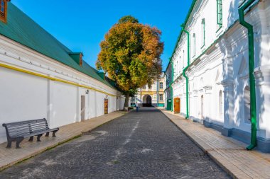 Kiev, Ukrayna 'daki Kiev Pechersk Lavra' nın üst kompleksinin içindeki beyaz binalar