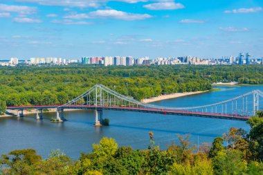 Kiev, Ukrayna 'daki Dinyeper Nehri üzerindeki yaya köprüsü.