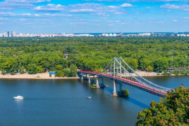 Kiev, Ukrayna 'daki Dinyeper Nehri üzerindeki yaya köprüsü.