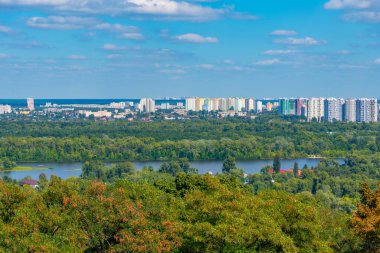 Ukrayna 'daki Dinyeper nehrinin arkasında Kyiv şehri görülüyor