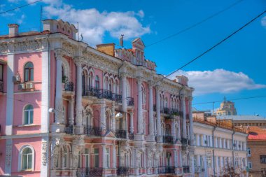 Orta Kiev, Ukrayna 'daki dekore edilmiş evlerin renkli cepheleri