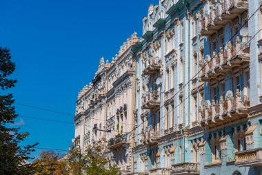 Orta Kiev, Ukrayna 'daki dekore edilmiş evlerin renkli cepheleri