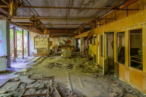ウクライナのプリピャート町にあるAzureスイミングプールの壊れた部屋 — ストック写真