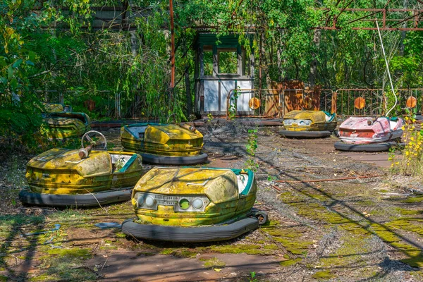 Ukrayna 'daki Pripyat lunaparkında çarpışan eski arabalar.
