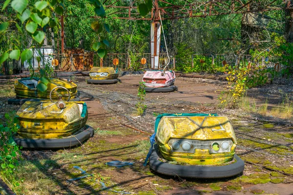 Ukrayna 'daki Pripyat lunaparkında çarpışan eski arabalar.