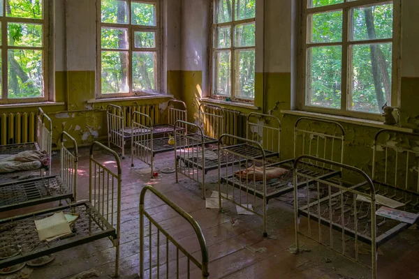 ウクライナのチェルノブイリ排他区の幼稚園の壊れたインテリア — ストック写真