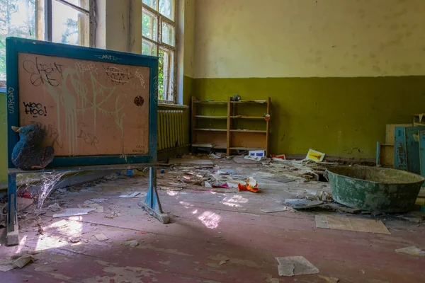 ウクライナのチェルノブイリ排他区の幼稚園の壊れたインテリア — ストック写真