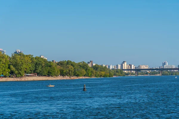 Ukrayna Daki Dinyeper Nehrinin Arkasında Kyiv Şehri Görülüyor — Stok fotoğraf
