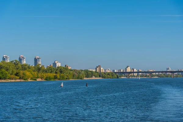 乌克兰第聂伯河后的基辅市景观 — 图库照片