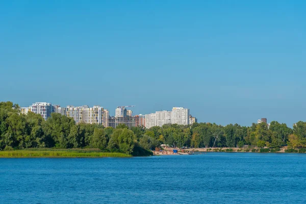 ウクライナのドニエプル川の背後に見えるキエフの都市景観 — ストック写真