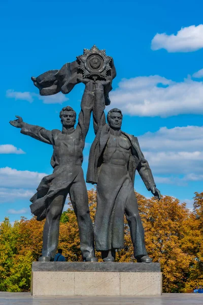 Esculturas Torno Amistad Las Naciones Arco Kiev Ucrania — Foto de Stock