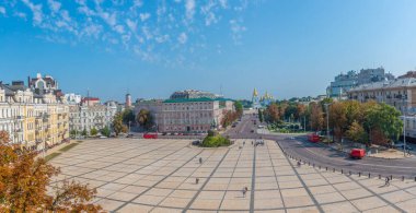 KYIV, UKRAINE, 31 Ağustos 2019: Kyiv, Ukrain 'deki Bohdan Khmelnytsky anıtı ve Aziz Michael manastırı