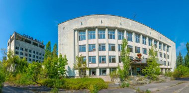 PRIPYAT, UKRAINE, 30 AĞUSTOS 2019: Çernobil felaketinden sonra terk edilen Ukrayna 'nın Pripyat kentinin ana meydanı