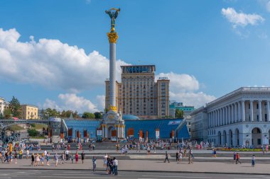 KYIV, UKRAINE, SEPTEMBER 1, 2019: İnsanlar Ukrayna 'nın Kyiv kentindeki Meydanı' ndaki Meydan Nezalezhnosti 'deki bağımsızlık anıtının önünde geziniyorlar