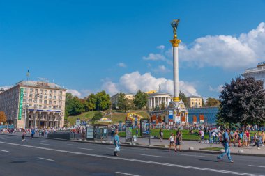 KYIV, UKRAINE, SEPTEMBER 1, 2019: İnsanlar Ukrayna 'nın Kyiv kentindeki Meydanı' ndaki Meydan Nezalezhnosti 'deki bağımsızlık anıtının önünde geziniyorlar