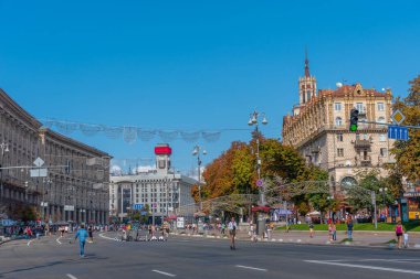 KYIV, UKRAINE, 1 Eylül 2019: İnsanlar Pazar günü Ukrayna 'nın Kyiv kentinde Khreschatyk bulvarında yürüyorlar