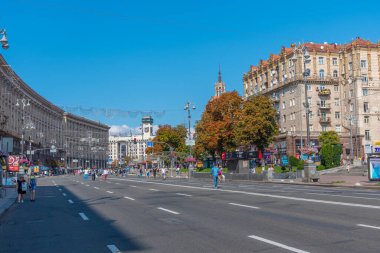 KYIV, UKRAINE, 1 Eylül 2019: İnsanlar Pazar günü Ukrayna 'nın Kyiv kentinde Khreschatyk bulvarında yürüyorlar