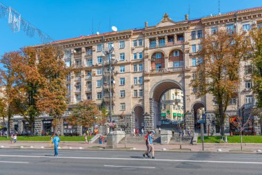 KYIV, UKRAINE, 1 Eylül 2019: Ukrayna 'nın Khreschatyk şehrinde bir kemerli bina