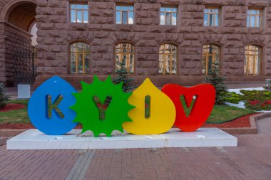KYIV, UKRAINE, 1 Eylül 2019: Ukrayna 'nın başkentinde bir caddede turist tabelası