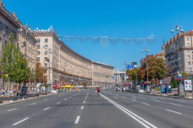 KYIV, UKRAINE, 1 Eylül 2019: İnsanlar Pazar günü Ukrayna 'nın Kyiv kentinde Khreschatyk bulvarında yürüyorlar
