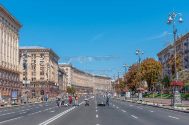 KYIV, UKRAINE, 1 Eylül 2019: İnsanlar Pazar günü Ukrayna 'nın Kyiv kentinde Khreschatyk bulvarında yürüyorlar