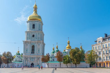 KYIV, UKRAINE, 31 AĞUSTOS 2019: İnsanlar Ukrayna 'nın Kyiv kentindeki Aziz Sophia katedralinin çan kulesinin önünde geziniyorlar