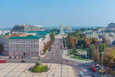 KYIV, UKRAINE, 31 Ağustos 2019: Bohdan Khmelnytsky anıtı ve Ukrayna 'daki Aziz Michael manastırı