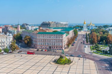 KYIV, UKRAINE, 31 Ağustos 2019: Bohdan Khmelnytsky anıtı ve Ukrayna 'daki Aziz Michael manastırı