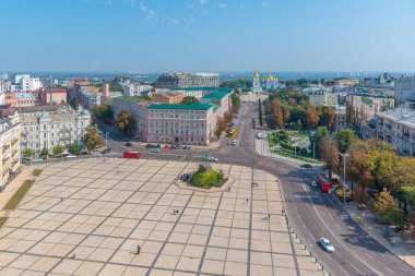 KYIV, UKRAINE, 31 Ağustos 2019: Bohdan Khmelnytsky anıtı ve Ukrayna 'daki Aziz Michael manastırı