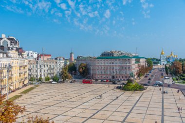 KYIV, UKRAINE, 31 Ağustos 2019: Bohdan Khmelnytsky anıtı ve Ukrayna 'daki Aziz Michael manastırı