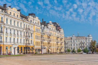 KYIV, UKRAINE, 31 Ağustos 2019: Ukrayna 'nın Kyiv kentindeki Sophia Meydanı' ndaki güzel binalar