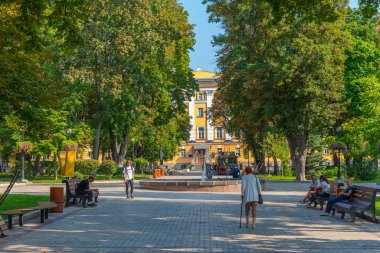 KYIV, UKRAINE, 31 Ağustos 2019: İnsanlar Ukrayna 'nın Kyiv kentindeki Taras Shevchenko parkında geziniyorlar