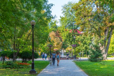 KYIV, UKRAINE, 31 Ağustos 2019: İnsanlar Ukrayna 'nın Kyiv kentindeki Taras Shevchenko parkında geziniyorlar