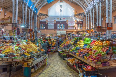 KYIV, UKRAINE, 31 AĞUSTOS 2019: Ukrayna 'nın Kyiv kentindeki Bessarabska pazarının içi