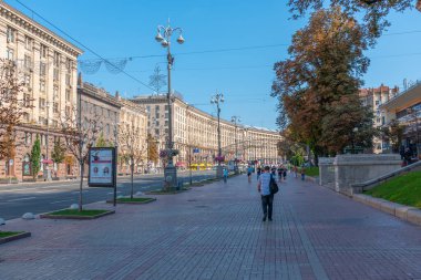 KYIV, UKRAINE, AĞUSTOS 31, 2019: İnsanlar Ukrayna, Kyiv 'deki Khreschatyk bulvarında yürüyorlar