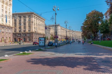 KYIV, UKRAINE, AĞUSTOS 31, 2019: İnsanlar Ukrayna, Kyiv 'deki Khreschatyk bulvarında yürüyorlar