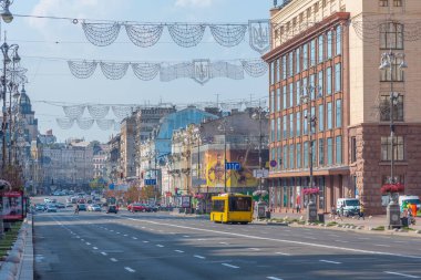 KYIV, UKRAINE, AĞUSTOS 31, 2019: İnsanlar Ukrayna, Kyiv 'deki Khreschatyk bulvarında yürüyorlar