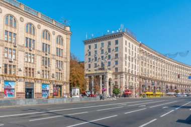 KYIV, UKRAINE, AĞUSTOS 31, 2019: İnsanlar Ukrayna, Kyiv 'deki Khreschatyk bulvarında yürüyorlar