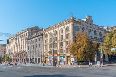 KYIV, UKRAINE, AĞUSTOS 31, 2019: İnsanlar Ukrayna, Kyiv 'deki Khreschatyk bulvarında yürüyorlar