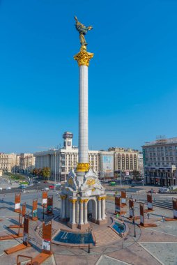 KYIV, UKRAINE, 31 AĞUSTOS 2019: Ukrayna 'nın Kyiv kentindeki Meydanı' ndaki bağımsızlık anıtının görüntüsü