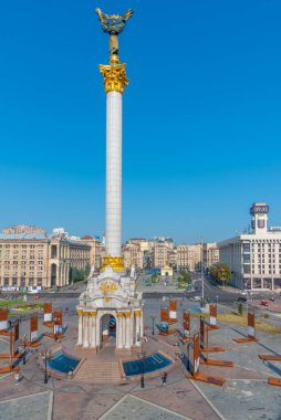 KYIV, UKRAINE, 31 AĞUSTOS 2019: Ukrayna 'nın Kyiv kentindeki Meydanı' ndaki bağımsızlık anıtının görüntüsü
