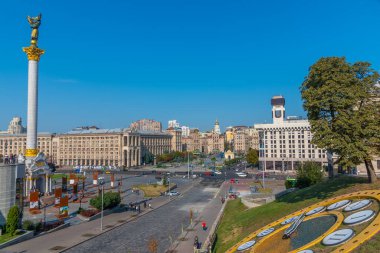 KYIV, UKRAINE, 31 AĞUSTOS 2019: Ukrayna 'nın Kyiv kentindeki Meydanı' ndaki bağımsızlık anıtının görüntüsü