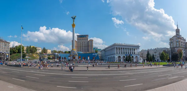Киев Украина Сентября 2019 Года Люди Прогуливаются Перед Мемориалом Независимости — стоковое фото