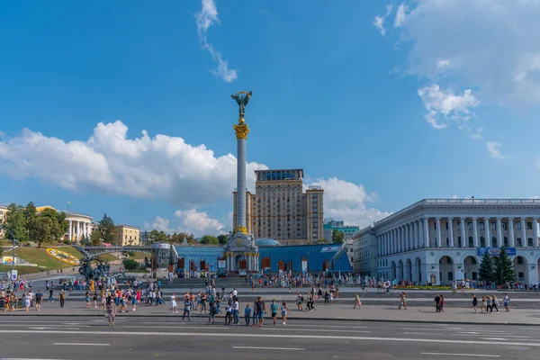 Kiew Ukraine September 2019 Menschen Spazieren Vor Dem Unabhängigkeitsdenkmal Maidan — Stockfoto