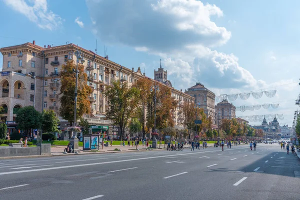 KYIV, UKRAINE, 1 Eylül 2019: İnsanlar Pazar günü Ukrayna 'nın Kyiv kentinde Khreschatyk bulvarında yürüyorlar